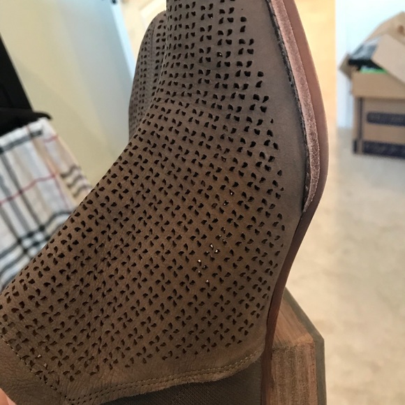 Vince Camuto low cut bootie - Picture 3 of 5